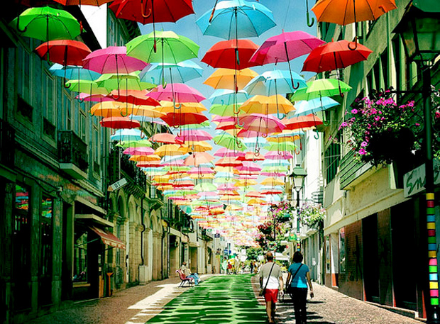 Өнгө өнгөөр солонгорсон үзэсгэлэнт “шүхэр”-т гудам